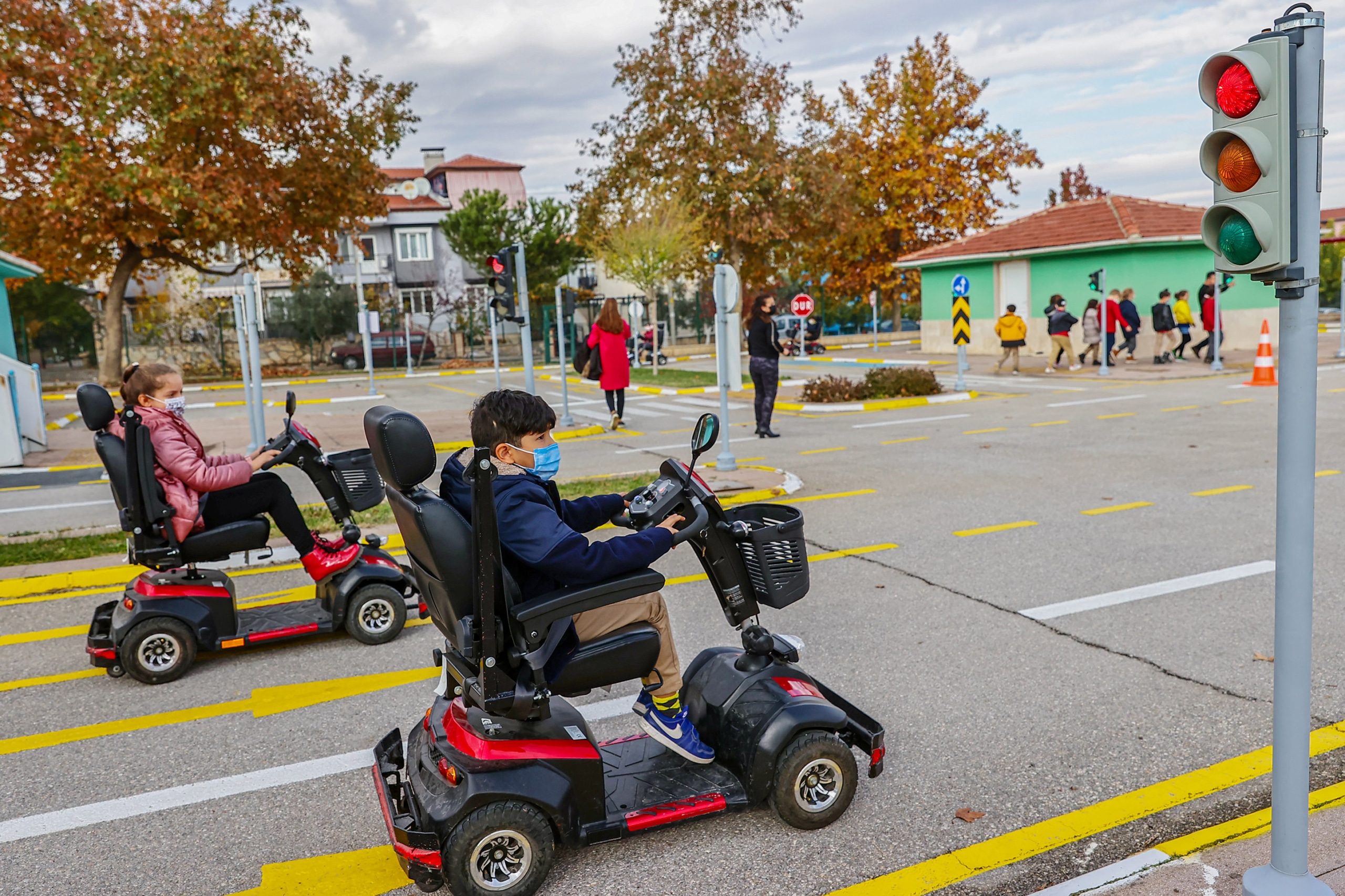 Trafik kurallarini eglenerek ogreniyorlar 2 scaled - Büyükşehir çocuklara trafik eğitimi vermeyi sürdürüyor